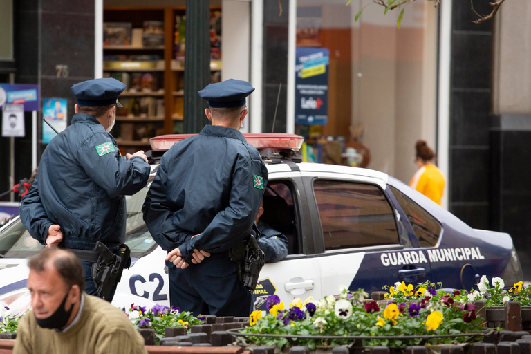 Curitiba: proposto bônus para guardas municipais que apreenderem armas