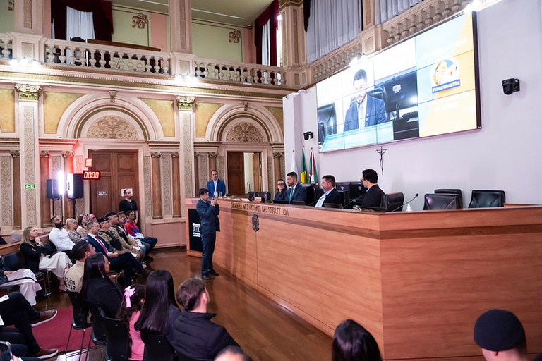 Câmara de Curitiba entrega 64 Votos de Congratulações e Aplausos 