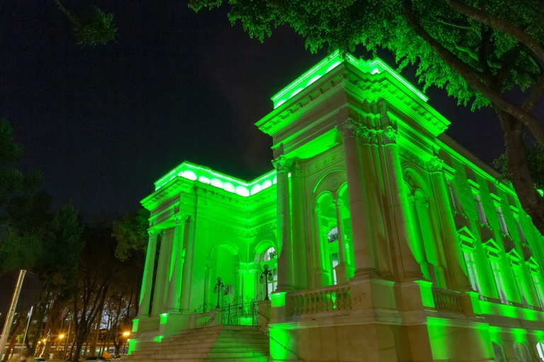 Câmara de Curitiba fecha setembro iluminada em incentivo à doação de órgãos