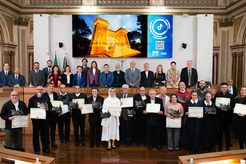 Câmara de Curitiba homenageia 22 com Prêmio Papa João Paulo II