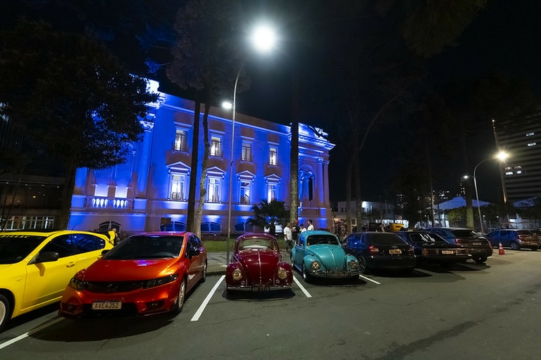 Câmara de Curitiba homenageia customizadores de veículos
