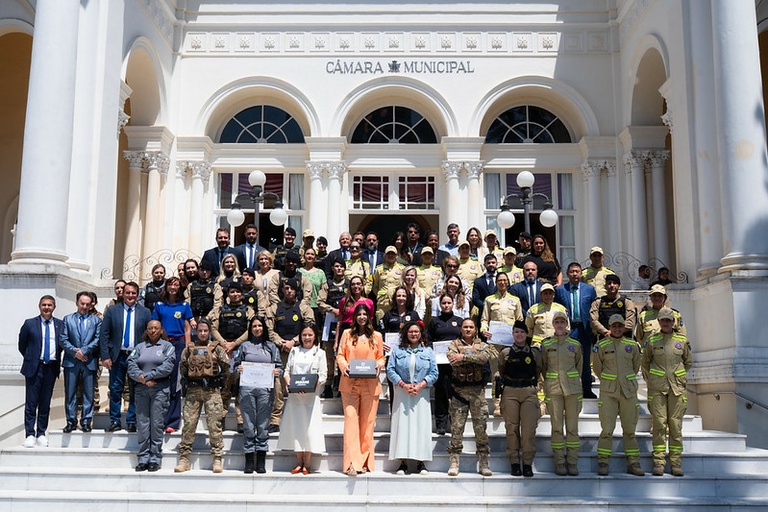 Câmara de Curitiba homenageia policiais do Programa Mulher Segura