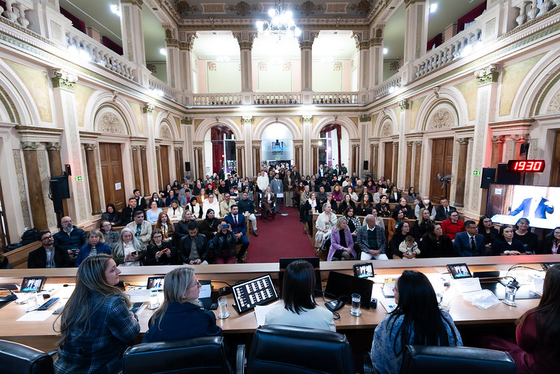 Câmara de Curitiba homenageia profissionais da enfermagem
