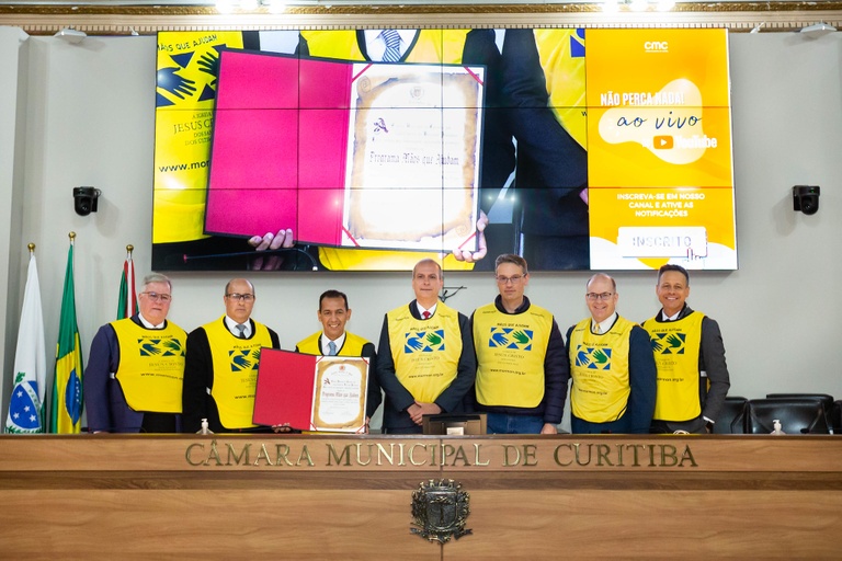 Câmara de Curitiba homenageia projeto Mãos Que Ajudam com sessão solene
