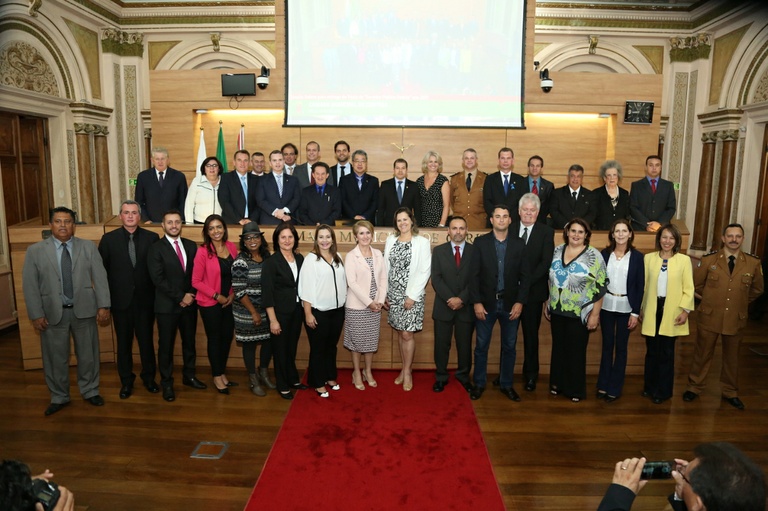 Câmara de Curitiba homenageou 17 servidores públicos nesta quarta
