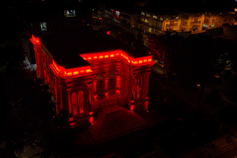 Câmara de Curitiba ilumina Palácio para incentivar doação de sangue