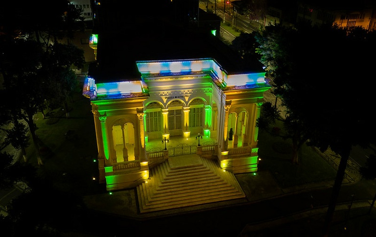 Câmara de Curitiba ilumina-se de verde e amarelo para a Copa FIFA