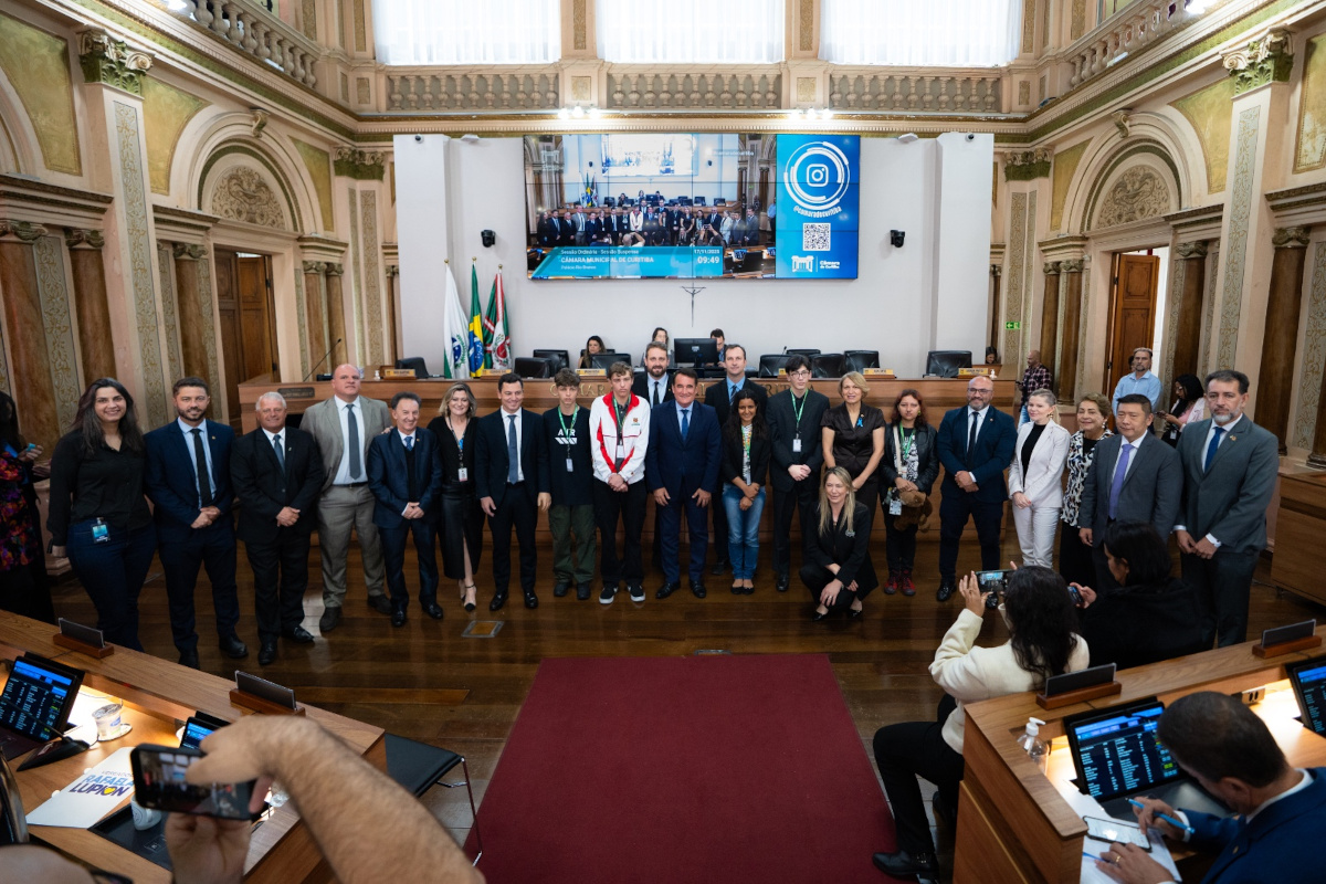 Câmara de Curitiba inaugura programa de estágio para jovens com TEA