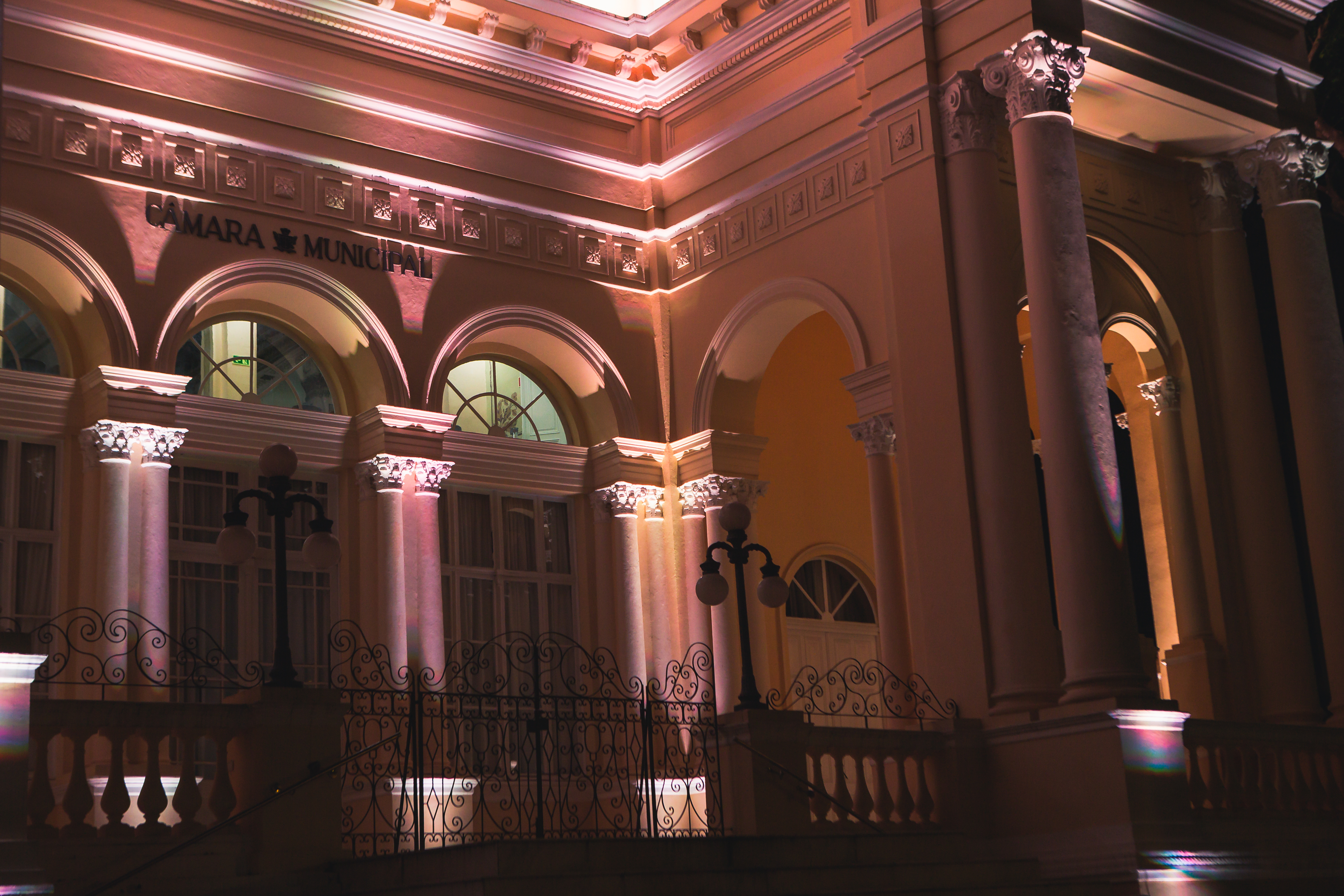 Câmara de Curitiba inicia 2026 iluminada em apoio ao Janeiro Branco