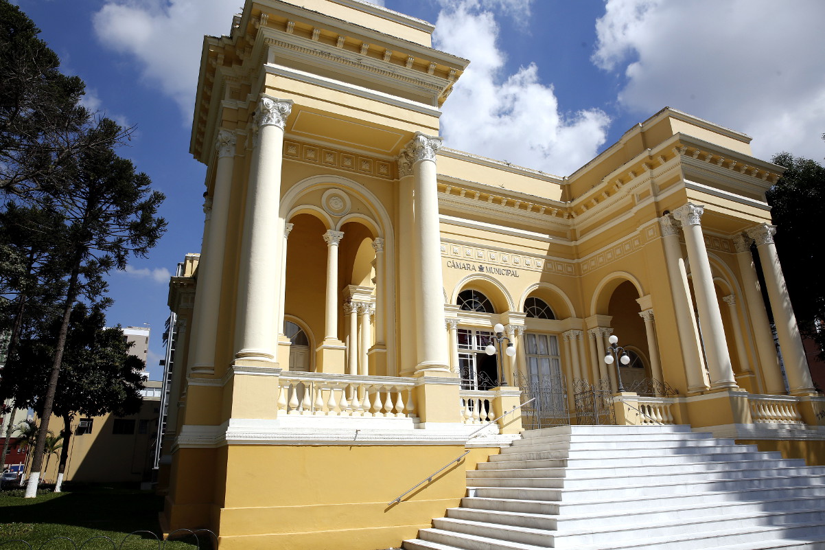 Câmara de Curitiba licita seguro predial e troféus