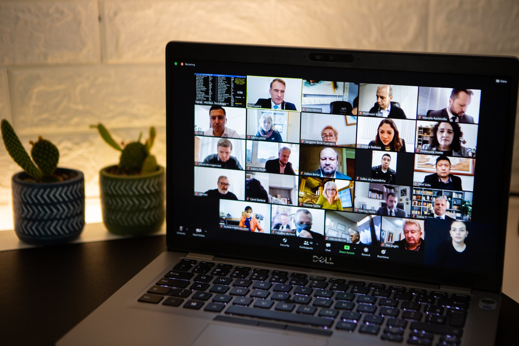 Câmara de Curitiba pede que prefeitura dê prioridade a lactantes na vacinação