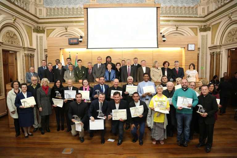 Câmara de Curitiba premia entidades com causas da igreja católica
