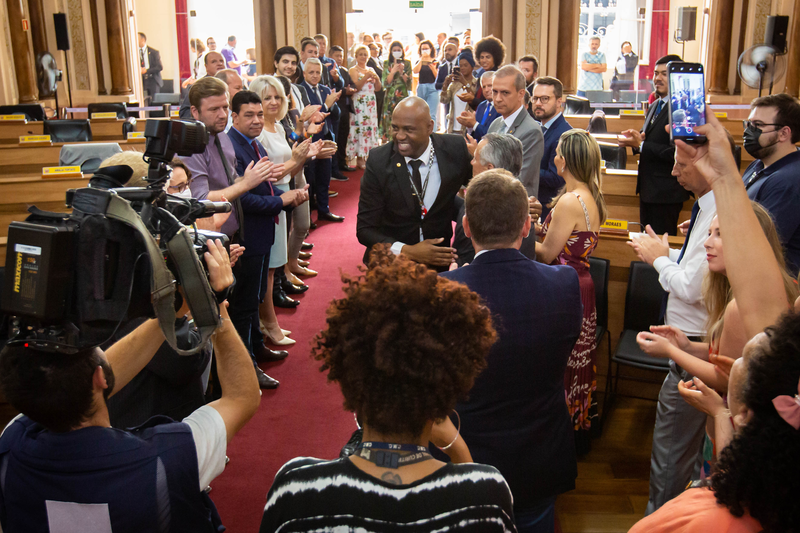 Câmara de Curitiba realiza ato em apoio a funcionário
