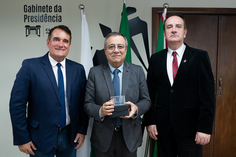 Câmara de Curitiba recebe diplomatas do Peru para estreitar laços e parcerias