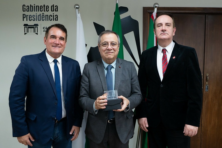 Câmara de Curitiba recebe diplomatas do Peru para estreitar laços e parcerias