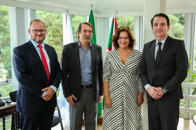 Câmara de Curitiba recebe visita de cônsules do Peru
