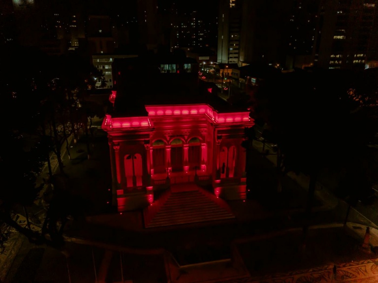 Câmara de Curitiba veste vermelho para homenagear o título do Athletico