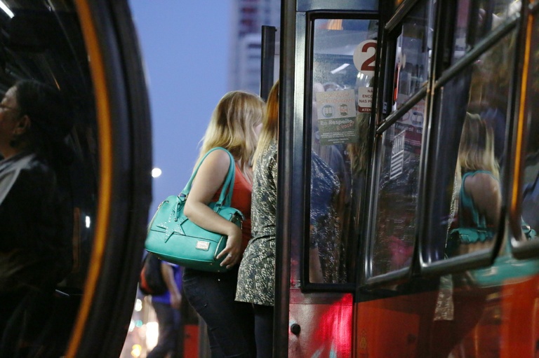 Câmara de Curitiba vota ônibus exclusivos às mulheres