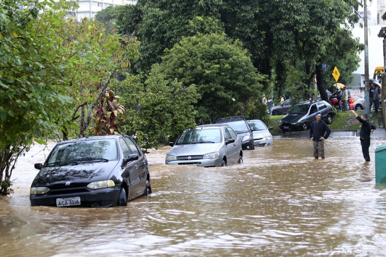 Câmara de Curitiba vota política de alerta para alagamentos