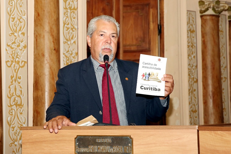 Câmara distribui cartilha sobre direitos da pessoa com deficiência