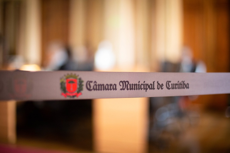 Câmara divide com TJ-PR investigação sobre e-mail e pede retomada da sessão