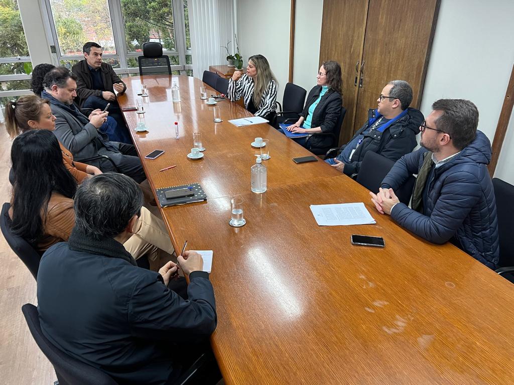 Câmara e UFPR discutem parceria para compilar leis de Curitiba