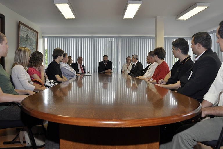 Câmara empossa mais 12 aprovados em concurso 