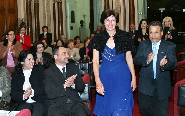 Câmara entrega cidadania curitibana à empresária 