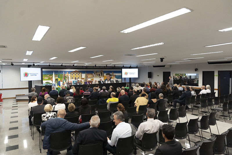 Câmara entrega votos de congratulações e título de utilidade pública