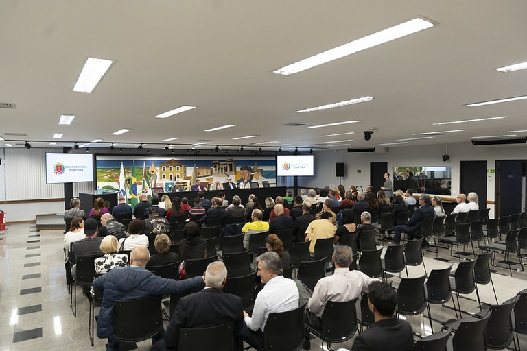 Câmara entrega votos de congratulações e título de utilidade pública