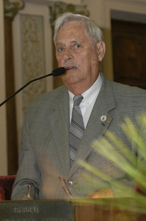 Câmara entrega prêmios a professores e poetas 