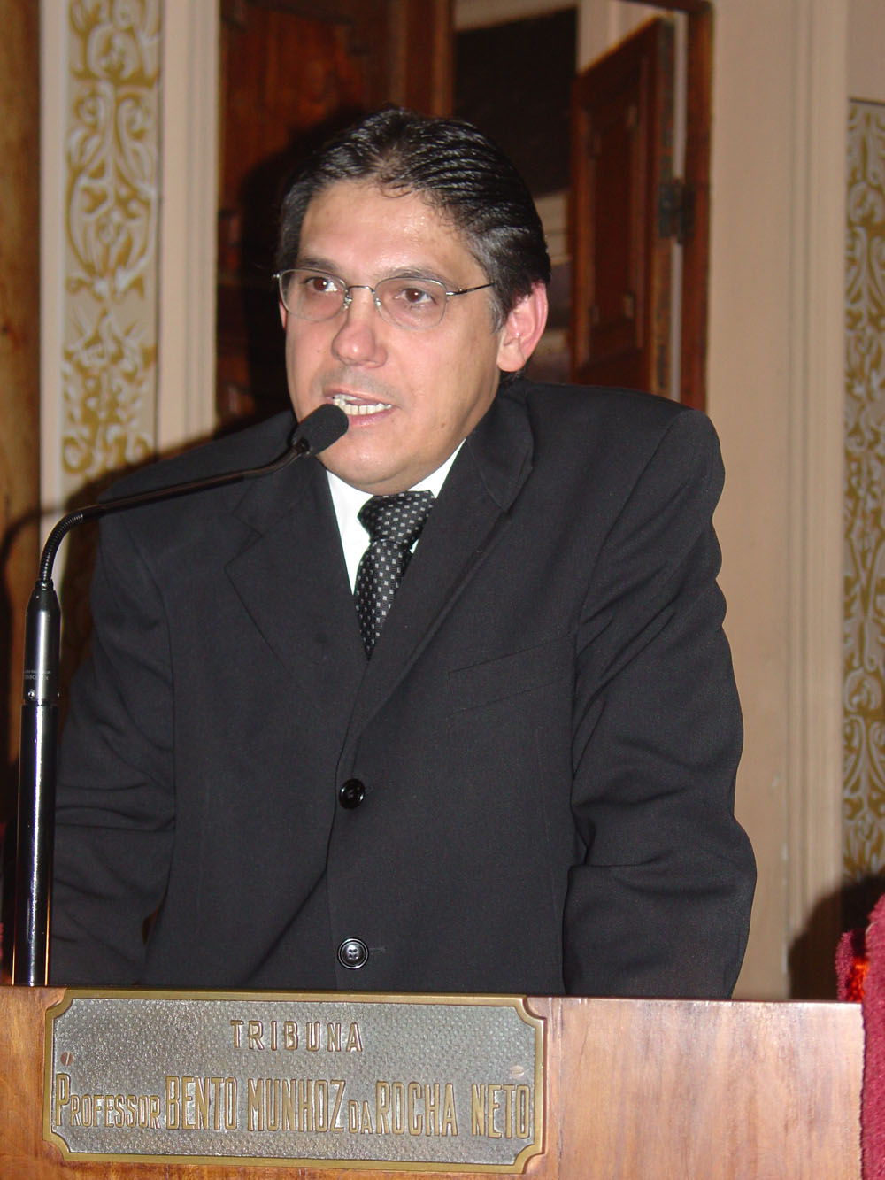 Câmara entrega título a empresário 