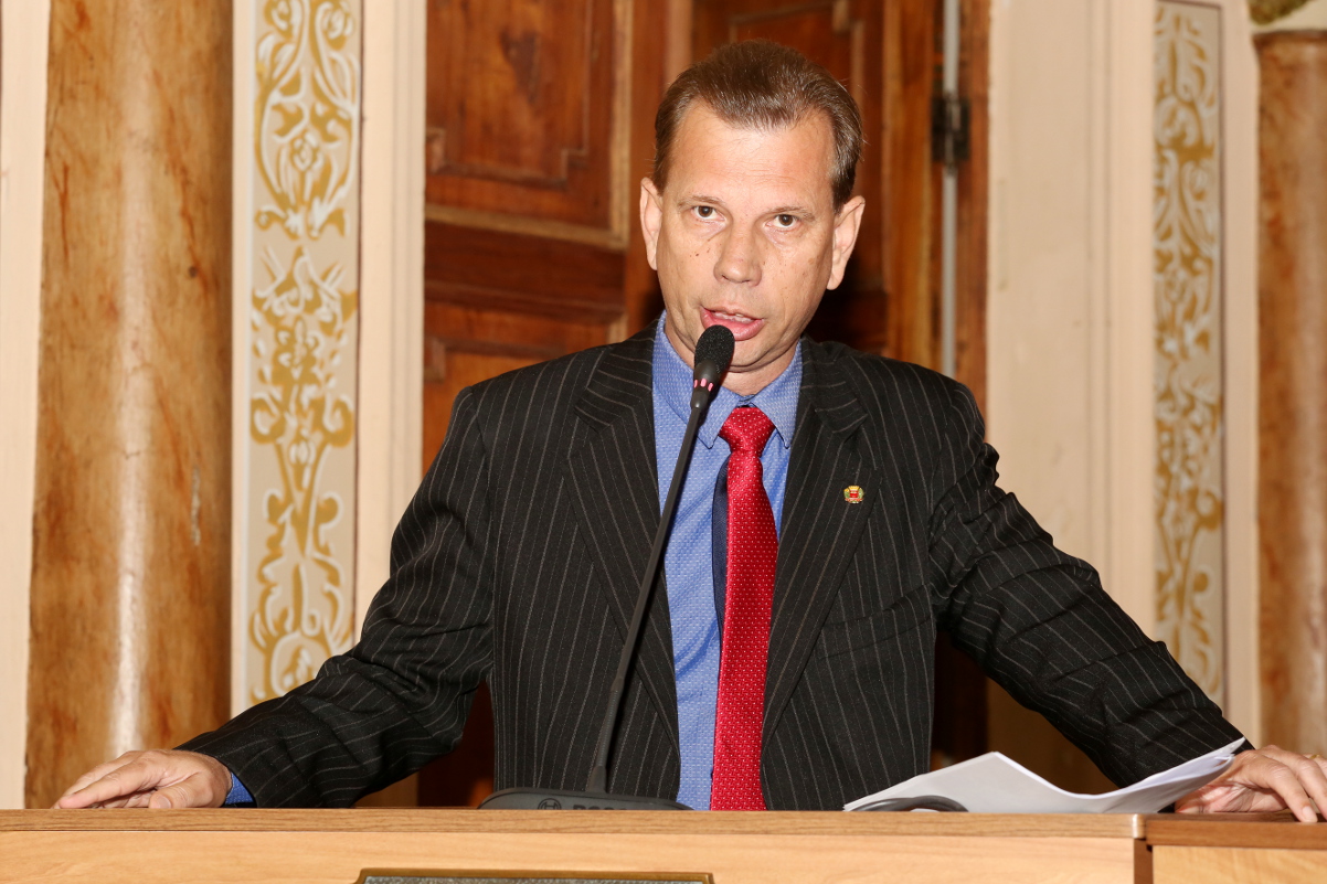 Câmara entrega título de Vulto Emérito ao treinador Cuca