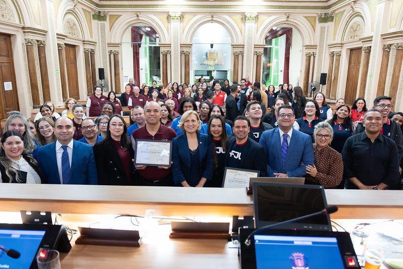 Câmara entrega Votos de Congratulações aos Grupos Calebe e FJU