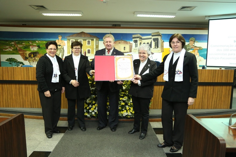 Câmara homenageia Colégio Passionista Nossa Senhora Menina