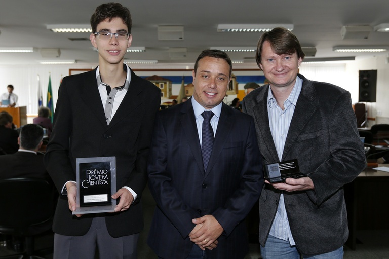 Câmara homenageia estudante vencedor do Prêmio Jovem Cientista 