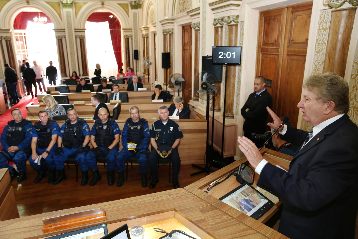 Câmara homenageia guardas municipais que salvaram vida de bebê