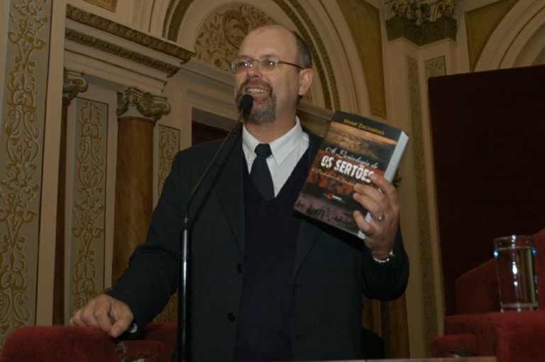 Câmara homenageia Manif Zacharias 