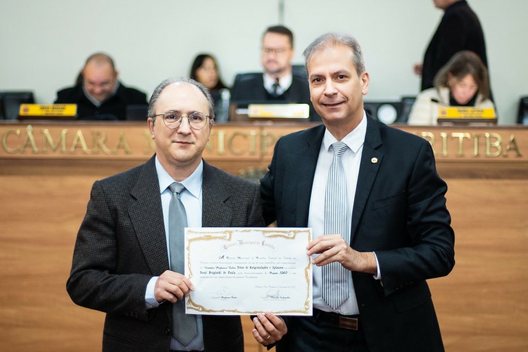 Vereadores homenageiam médico Josué Bruginski de Paula 