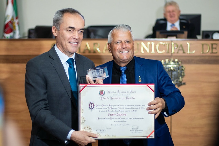 Câmara homenageia o jornalista Sandro Dalpícolo