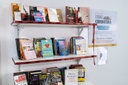 Câmara de Curitiba lança estante comunitária de livros para servidores