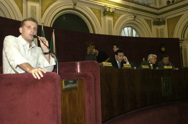 Câmara mantém veto a meio ingresso 