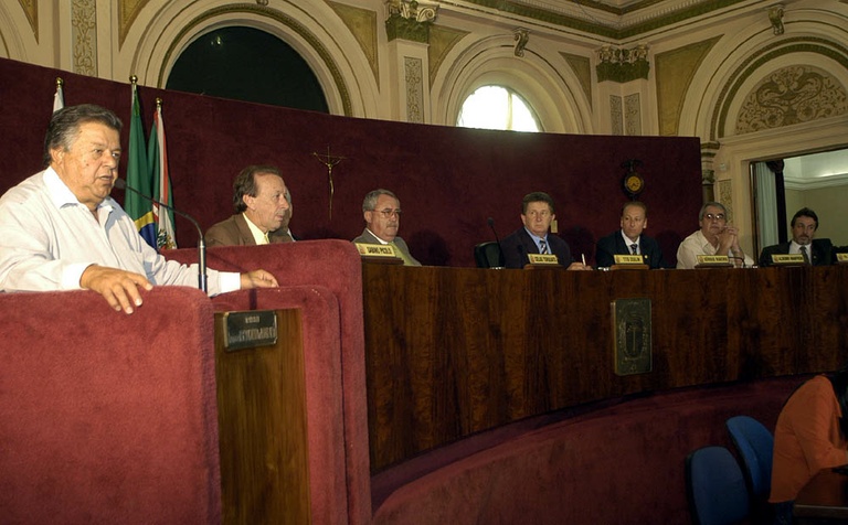 Câmara mantém veto sobre estacionamentos 