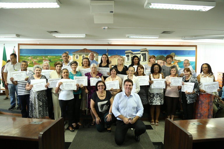Câmara Municipal homenageia artesãos de Curitiba em solenidade