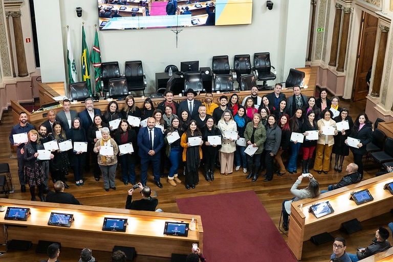 Câmara Municipal homenageia teleatendentes da Central 156
