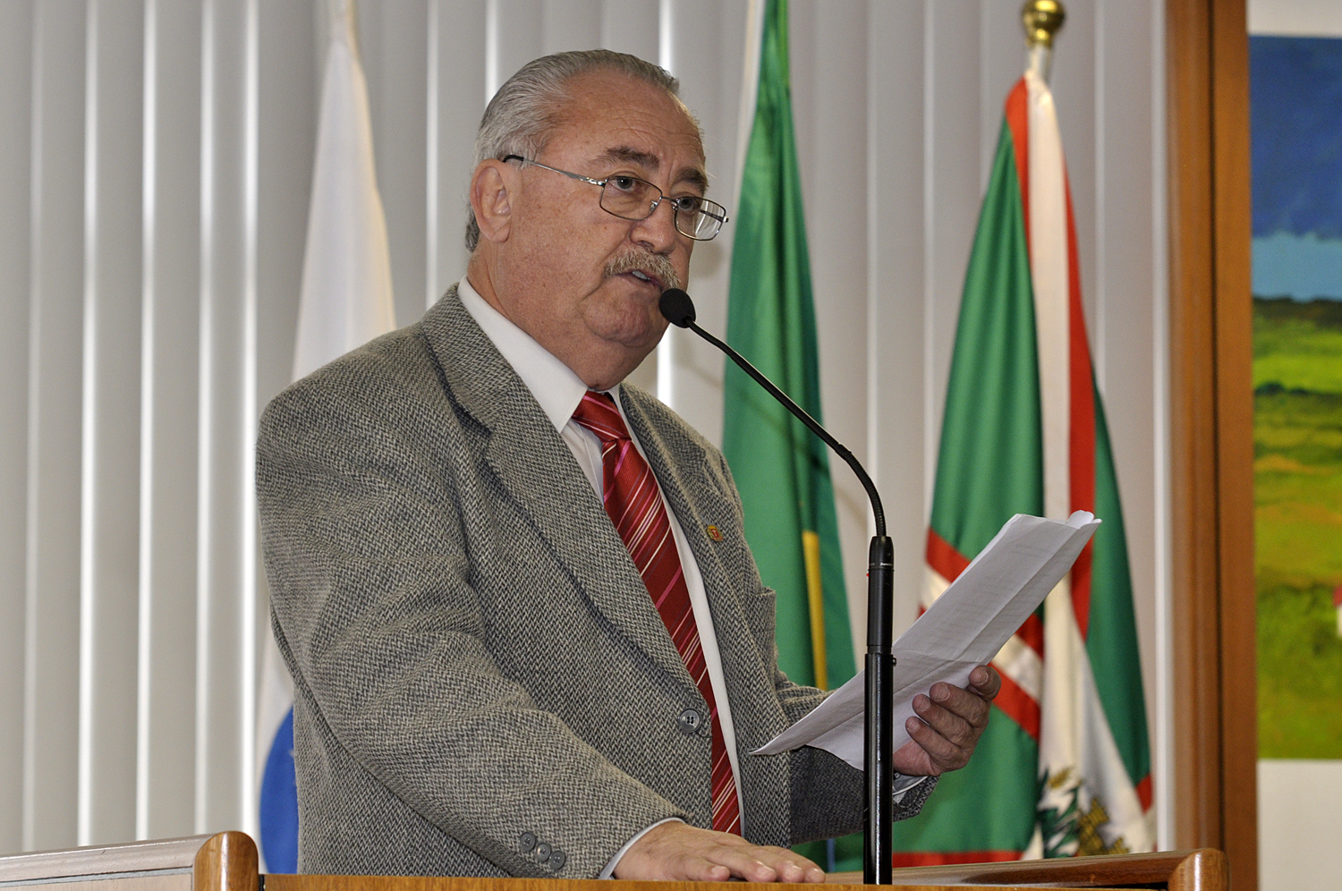 Câmara planeja reduzir número de comissionados pela metade 