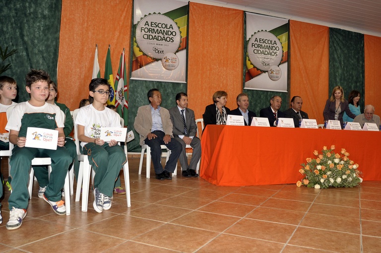 Câmara prestigia posse de políticos mirins 