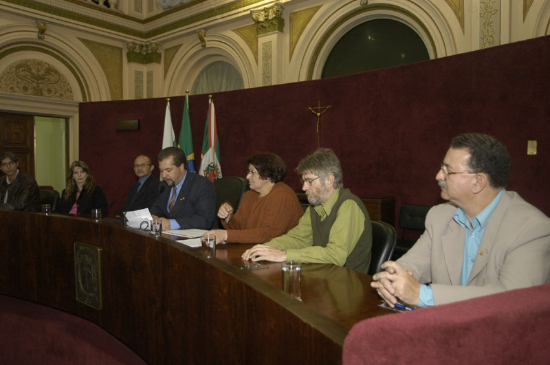 Câmara promove lançamento do livro Perfume do Mar 
