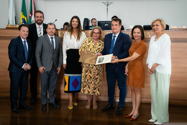 Câmara Municipal de Curitiba recebe álbum histórico da família Kracik