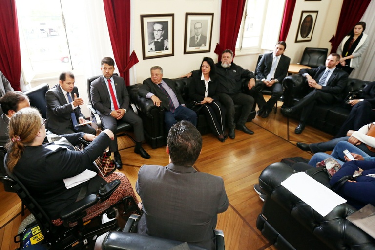 Câmara recebe moradores do Santa Cândida sobre acampamento